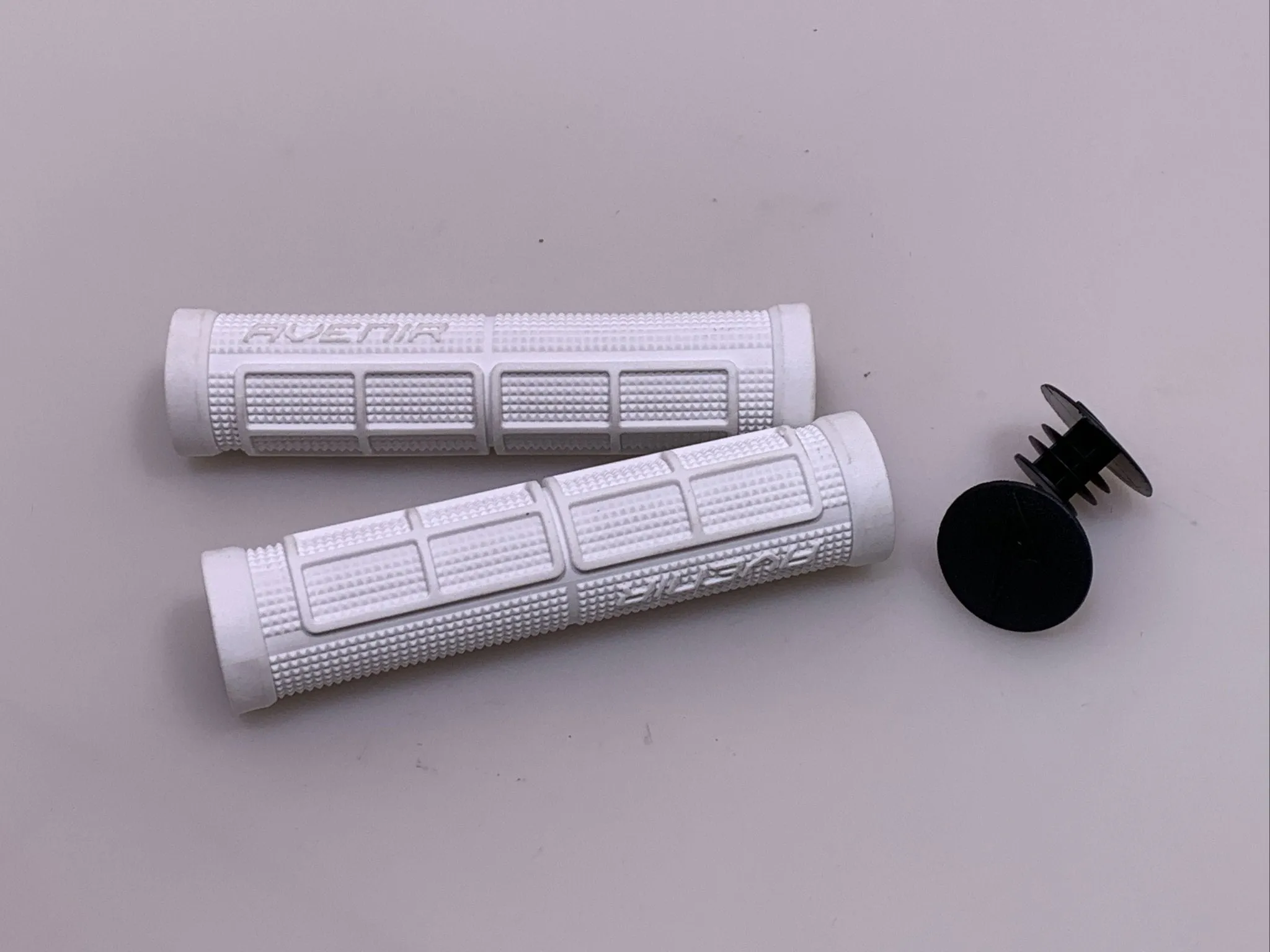 Avenir Single File MTB Bike Handlebar Grips 135mm 22.2mm White NEW