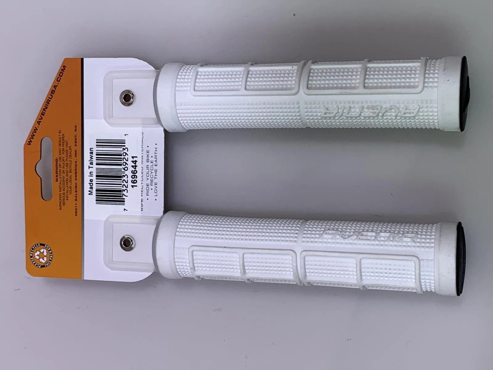Avenir Single File MTB Bike Handlebar Grips 135mm 22.2mm White NEW